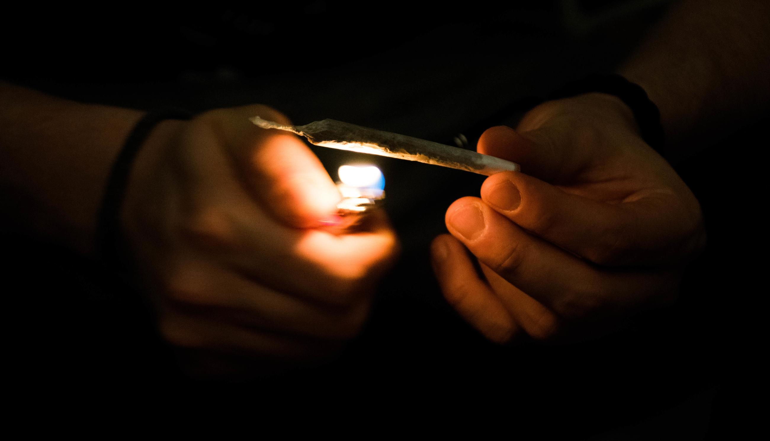 main roule assis NOIR.jpg